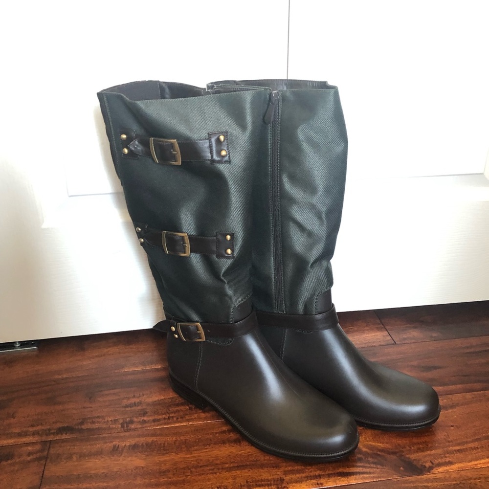 DAV rain boots. Size 11